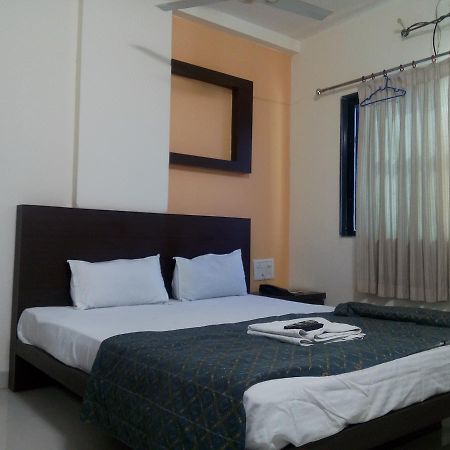 Hotel Parth Executive Lātūr Esterno foto