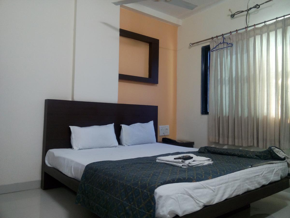 Hotel Parth Executive Lātūr Esterno foto