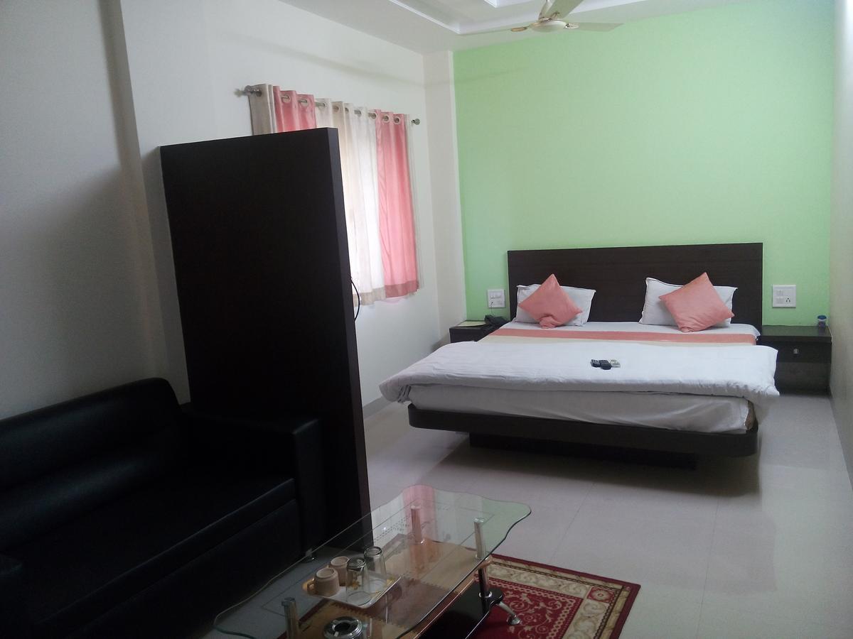 Hotel Parth Executive Lātūr Esterno foto