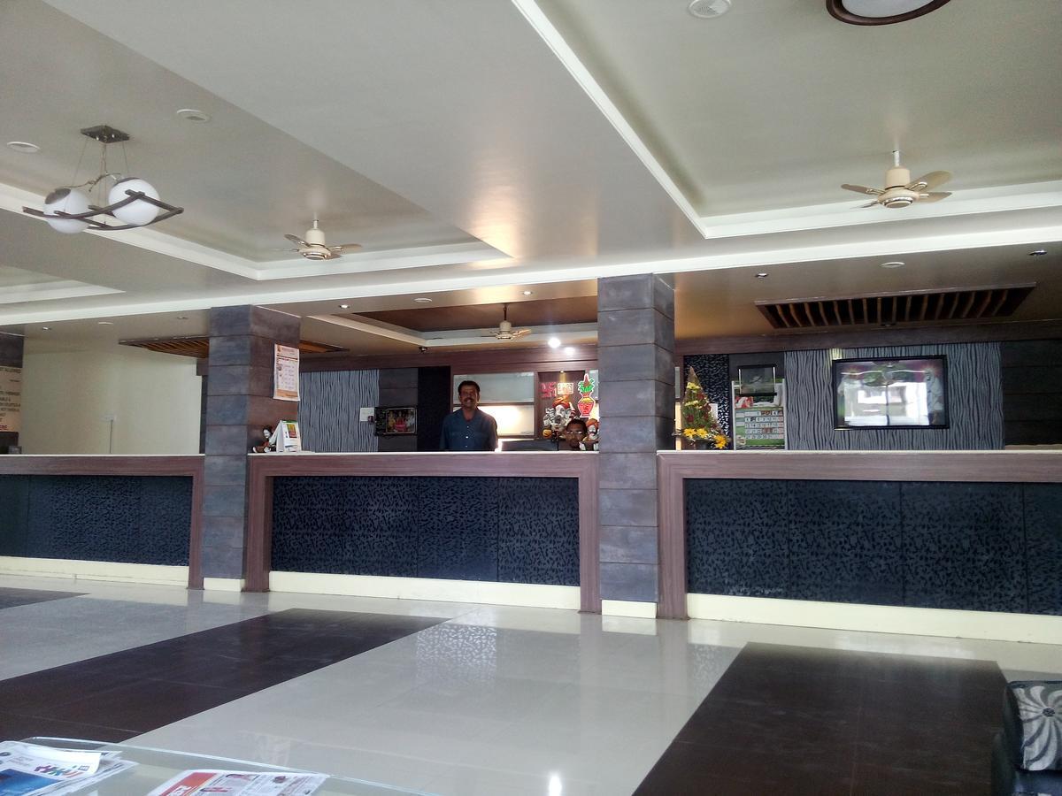 Hotel Parth Executive Lātūr Esterno foto