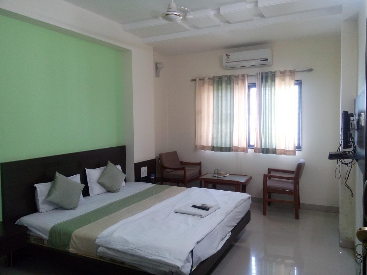 Hotel Parth Executive Lātūr Esterno foto